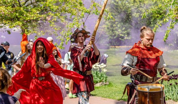 na zdjęciu: tulli wraz z orszakiem magicznych stworzeń