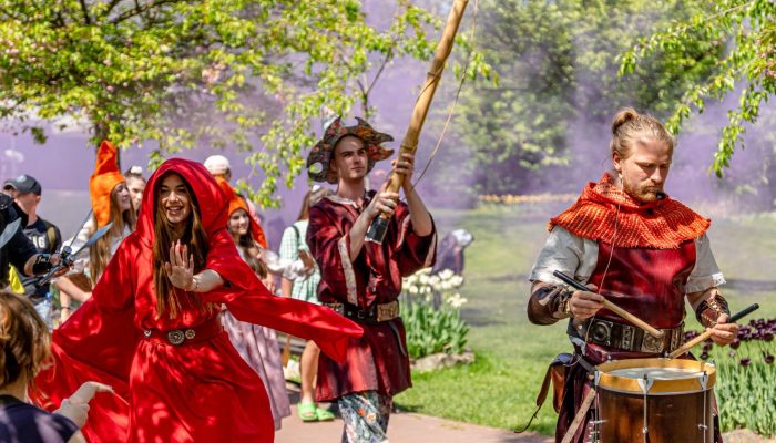 na zdjęciu: tulli wraz z orszakiem magicznych stworzeń
