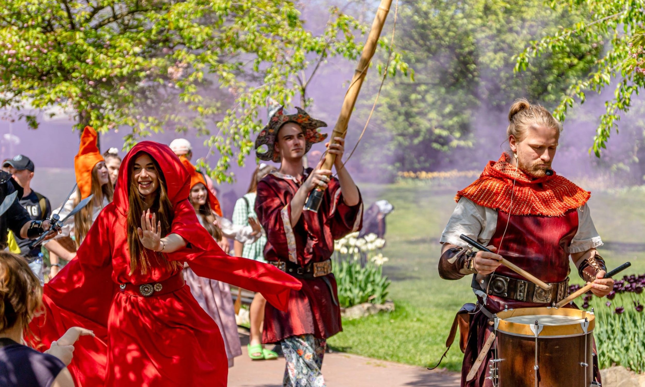 na zdjęciu: tulli wraz z orszakiem magicznych stworzeń