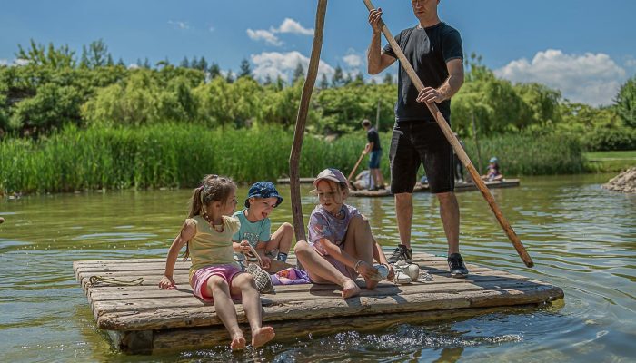Wypłyń na rodzinne przygody na Tratwach i delektuj się chłodną bryzą.